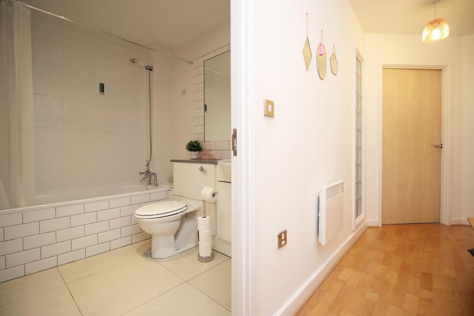 Centrally Located Spacious 2Br | Cohost Partners Кардіфф Екстер'єр фото